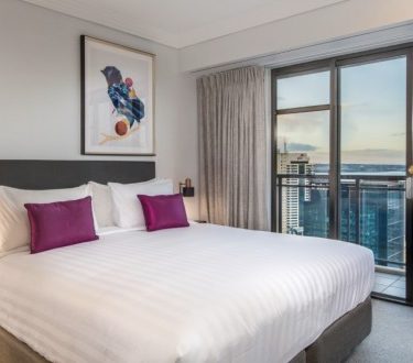 luxury bucks accommodation with double bed in auckland
